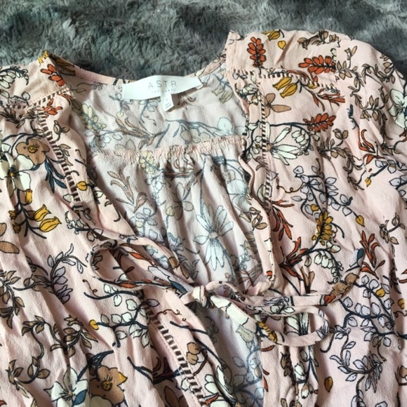 ❌SOLD❌ASTR Floral Bell Sleeve Romper - Picture 3 of 8